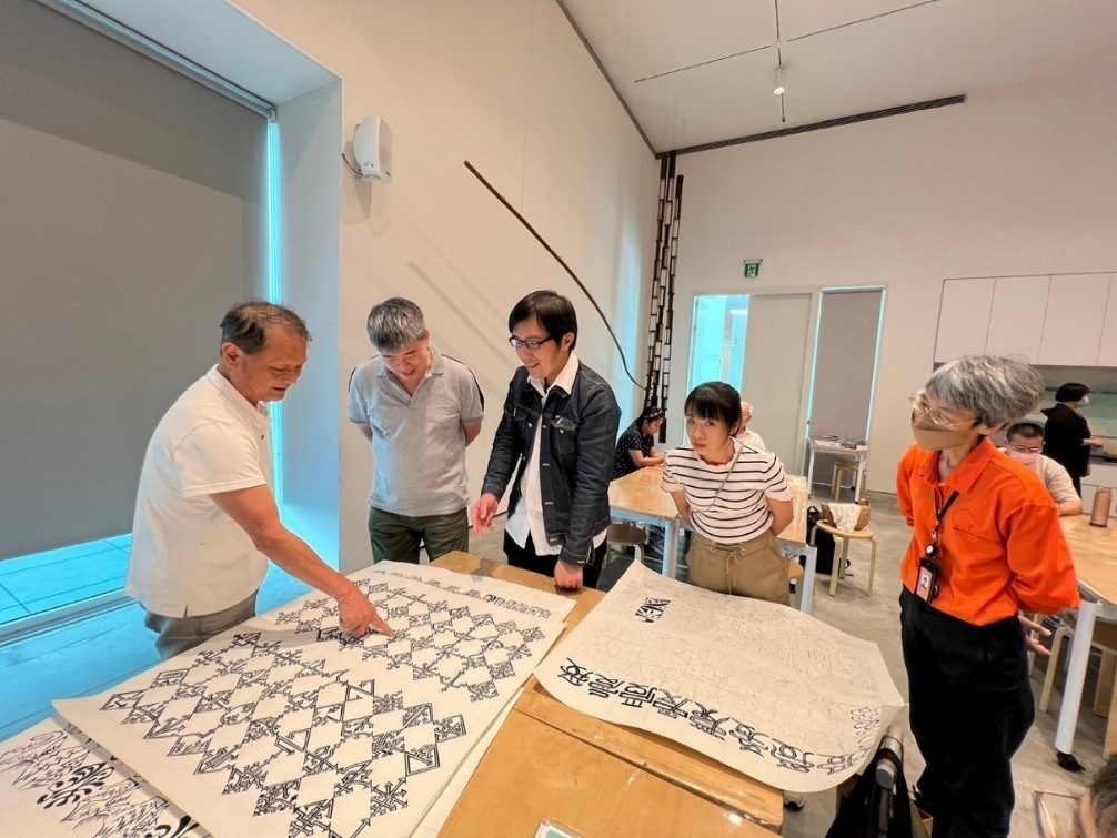 力政文分享她的文字符號創作，與參觀台南美術館的市民進行分享---藝術創作是自由的力量